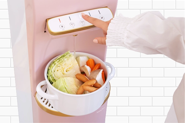 材料の入ったお鍋にたっぷり水を注ぐ写真